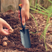 Kép 4/4 - Fiskars Ergo keskeny ültetőkanál fém fej