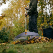 Kép 3/3 - Fiskars Ergonomic lombseprű, műanyag fejjel