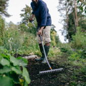 Kép 2/4 - Fiskars Ergonomic gereblye, fém fejjel ívelt nyéllel