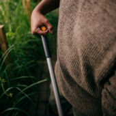 Kép 4/4 - Fiskars Ergonomic gereblye, fém fejjel ívelt nyéllel