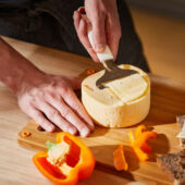 Kép 2/4 - Fiskars sajtvágó lágy sajtokhoz