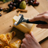 Kép 4/4 - Fiskars sajtszeletelő lágy sajthoz