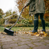 Kép 4/5 - Fiskars Ergonomic seprű ívelt nyéllel