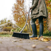 Kép 5/5 - Fiskars Ergonomic seprű ívelt nyéllel