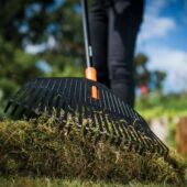 Kép 5/6 - Fiskars Solid™ lombseprű nyéllel (M) méret