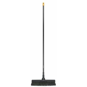 Fiskars Solid univerzális kültéri seprű nyéllel (L) méret