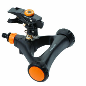 Fiskars impulzusos esőztető, fémből, kerekekkel