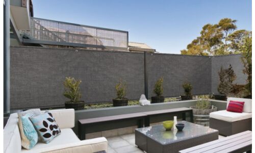 Szélvédett, intim tér a teraszon: megoldás az árnyékoló háló