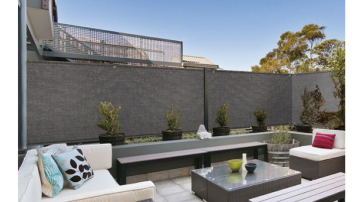 Szélvédett, intim tér a teraszon: megoldás az árnyékoló háló