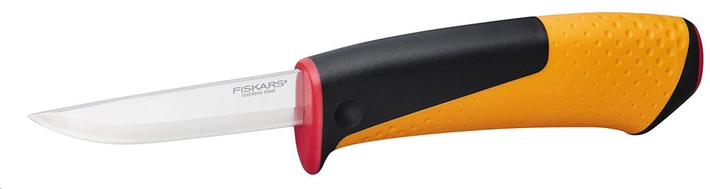 Fiskars kés kifinomult famunkákhoz, tokba épített élezővel